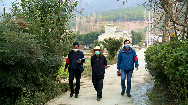 程学礼：八旬老党员 志愿守村口