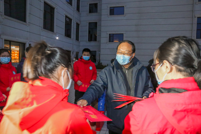 蔡贤忠看望慰问广西对口支援房县医疗队