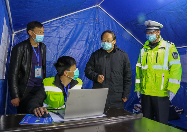 蔡贤忠检查城关镇疫情防控和高速公路国省道交通管控工作