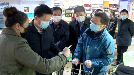 纪道清检查疫情防控和市场供应工作