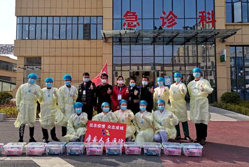 县妇联 团县委联合爱心人士向白衣天使送上节日祝福