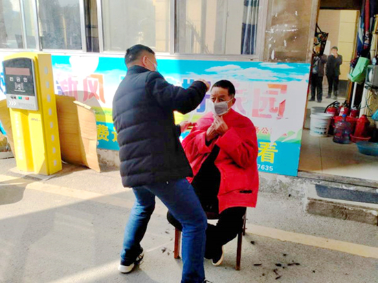 暖心志愿者进社区免费为居民理发