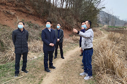 纪道清就温氏集团养殖项目选址进行现场办公