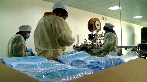 十堰首条民用防护口罩生产线在房县恒达纺织有限公司正式投产