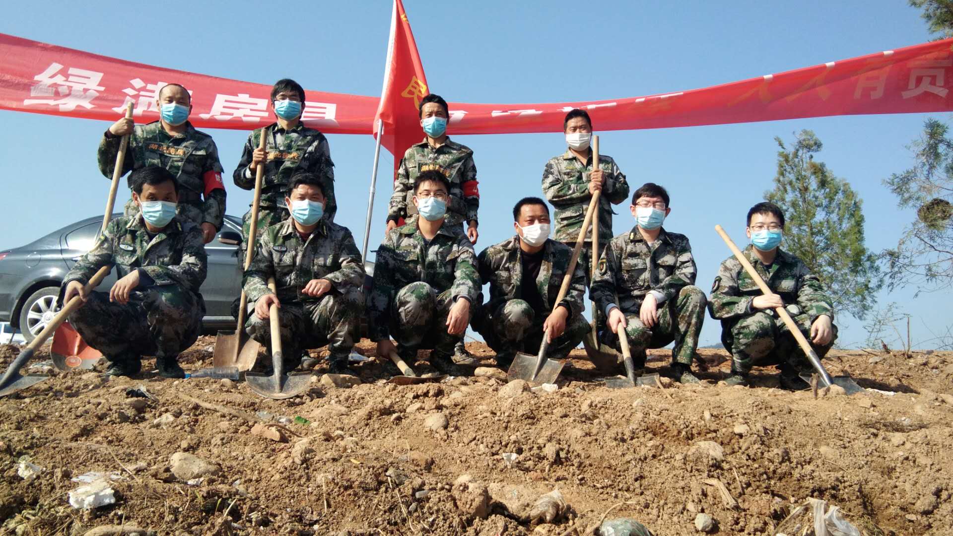 化龙堰镇：春日植树添新绿，基干民兵齐出力