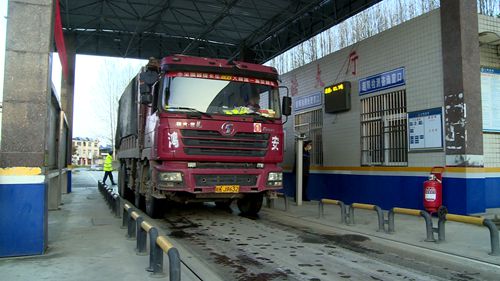 我县对无证运输砂石料、超载超限行为进行集中整治