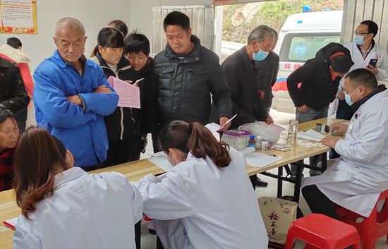 姚坪乡免费为农民健康体检