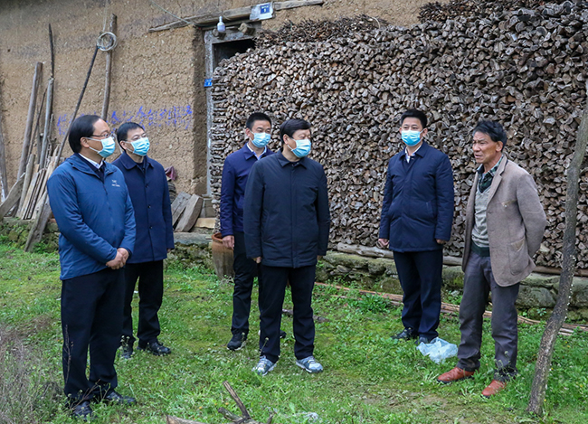 张维国深入房县开展脱贫攻坚挂牌督战