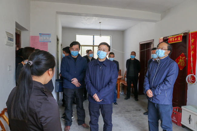 张歌莺来房开展脱贫攻坚挂牌督战