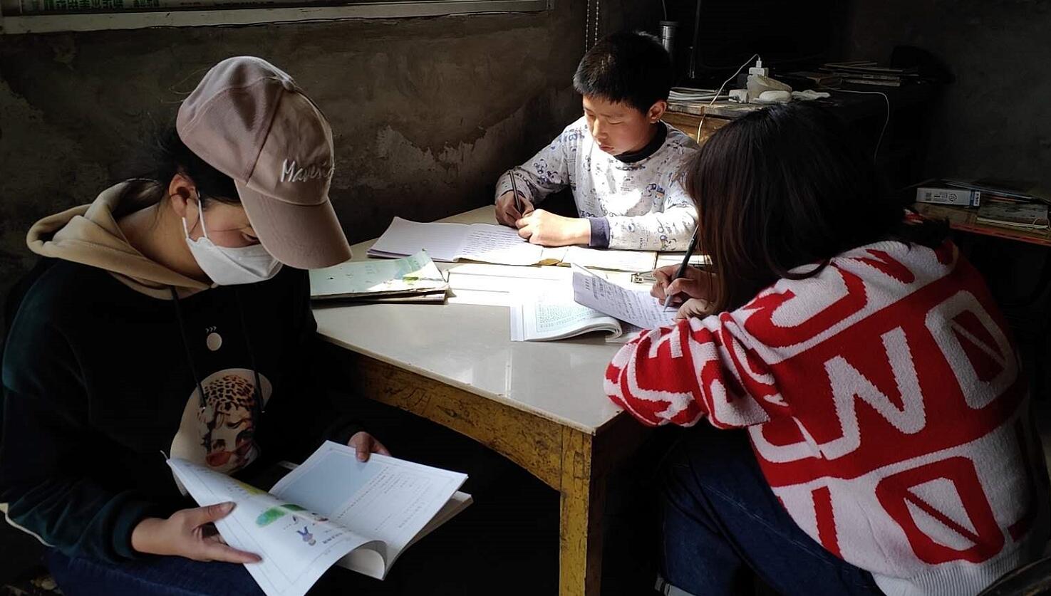 万峪中学：克服疫情家访全覆盖 面对面搭建“家校合作”桥梁