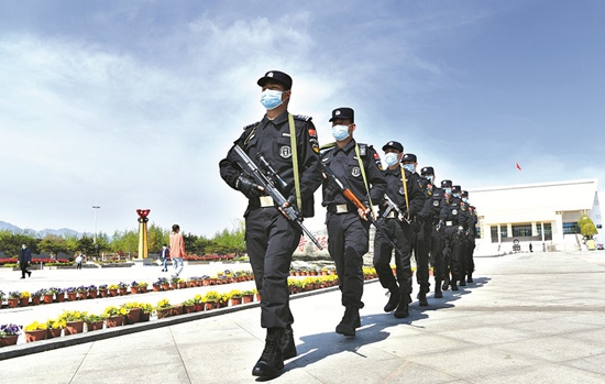 房县公安局机动应急大队民警巡逻防控保平安