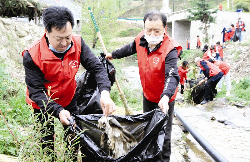 房县水利和湖泊局志愿者清理河道垃圾