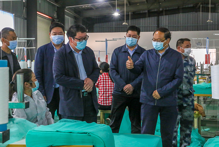 蔡贤忠检查督导疫情防控、安全生产和开学复课工作