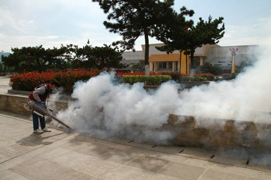 县疾控中心开展爱国卫生月消杀消毒工作