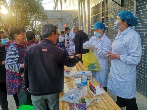 城关镇卫生院深入莲花村开展老年人健康体检活动