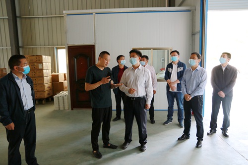 纪道清到青峰镇调研产业发展和企业复产情况