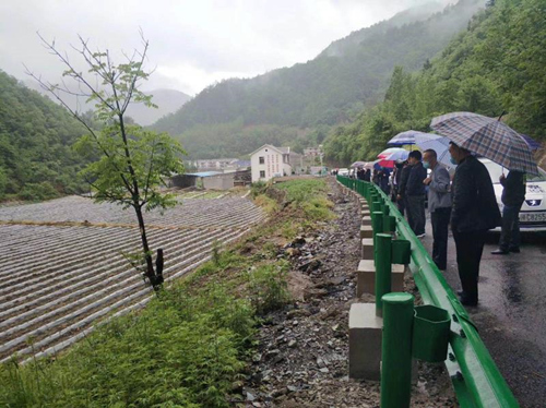 上龛乡组织开展精准扶贫和环境整治拉练活动