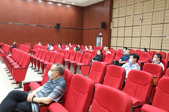 伪造国家机关证件触犯刑法：房县法院公开审理一起“扫黄打非”案件