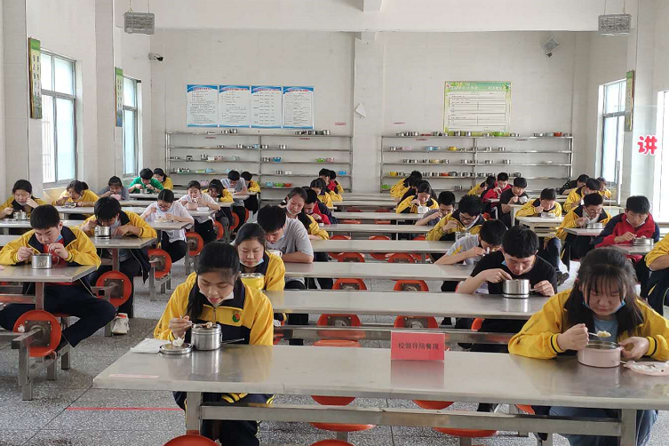 万峪中学初三60名学生安全到校复课