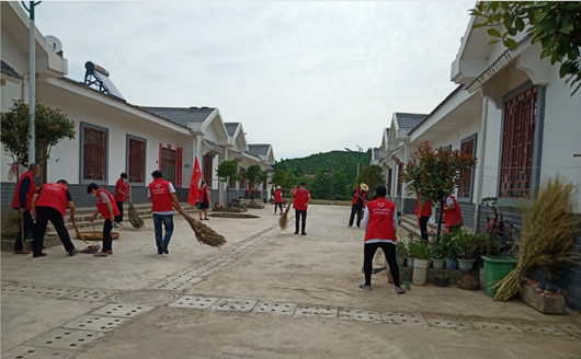 化龙堰镇人社中心开展“我陪农户洁家园”活动