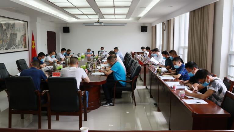 县委全面依法治县委员会第二次会议强调：用法治思维和法治方式深化改革 推动发展