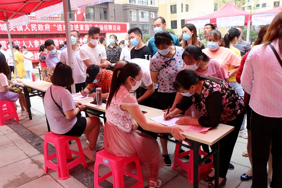 房县“送岗位进家园”暖民心