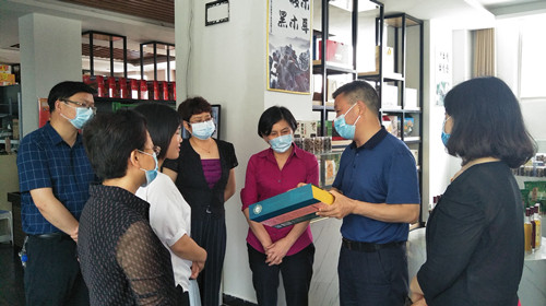 杨玉华来房调研脱贫攻坚工作