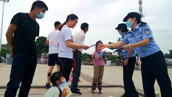 房县民警摆地摊受市民欢迎