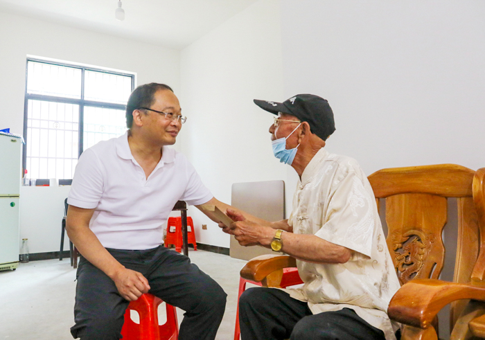 蔡贤忠看望慰问老党员和困难党员