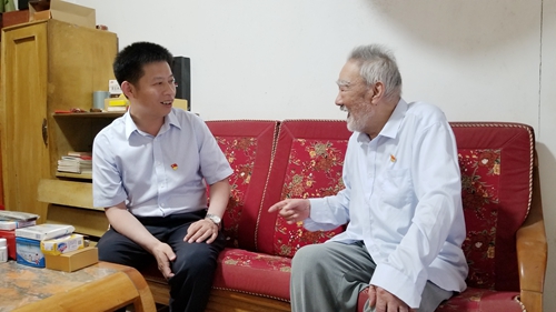 纪道清走访慰问老党员和生活困难党员