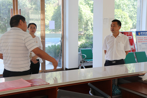 城关镇：走访慰问党员 送上关怀温暖