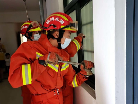 两岁幼童被反锁家中 消防破窗成功救援