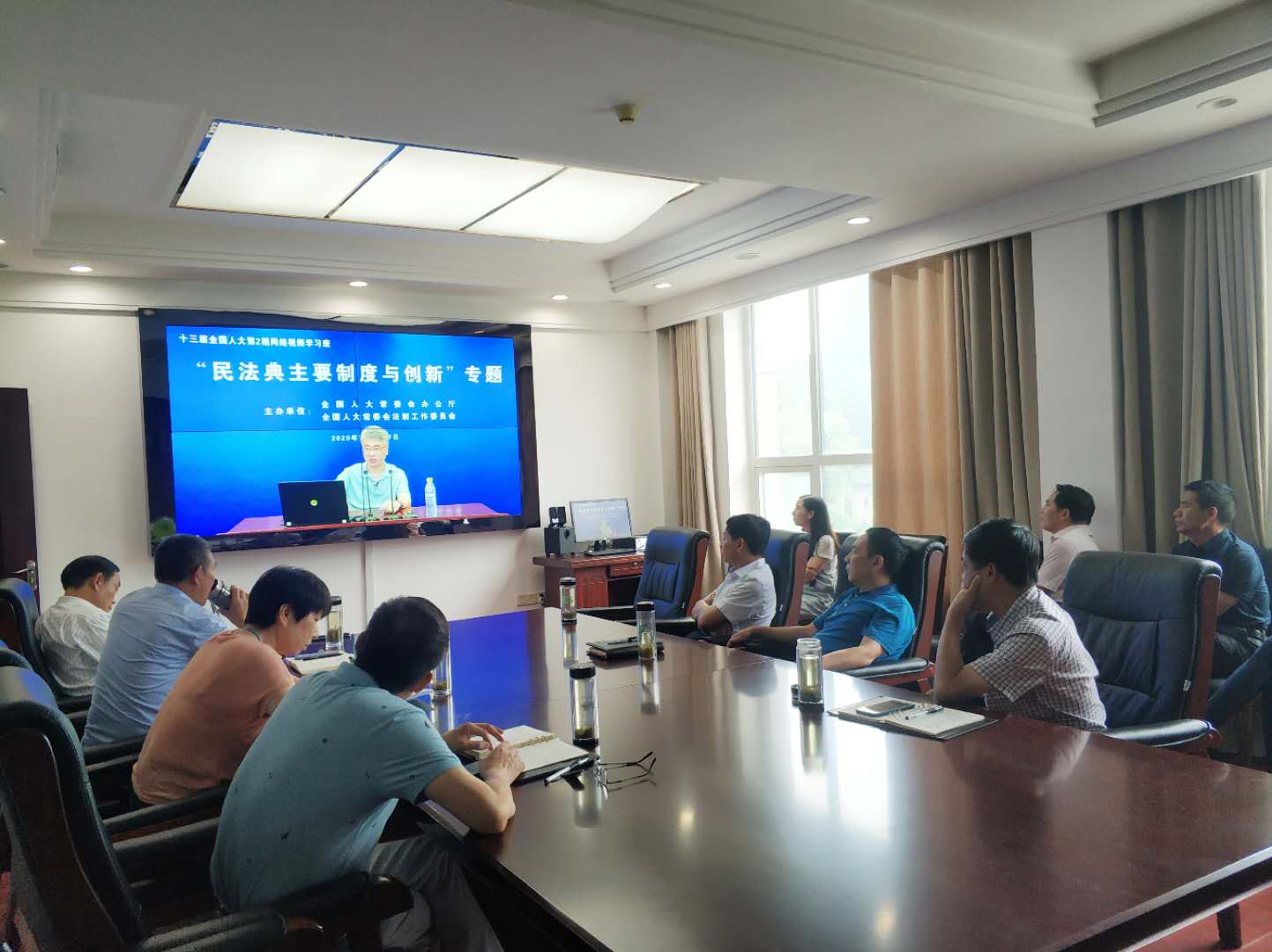 县人大常委会机关干部集中收看“民法典主要制度与创新”专题报告