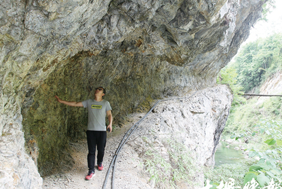 房县大山深处藏着一条挂壁公路 见证当地人的出行变迁