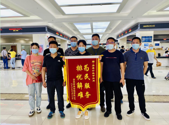 主动作为暖人心 真诚致谢送锦旗