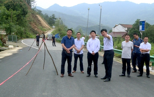 纪道清到青峰镇检查指导滑坡体应急处置工作