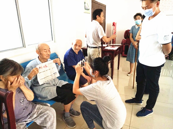 城关镇＂上门认证” 暖人心