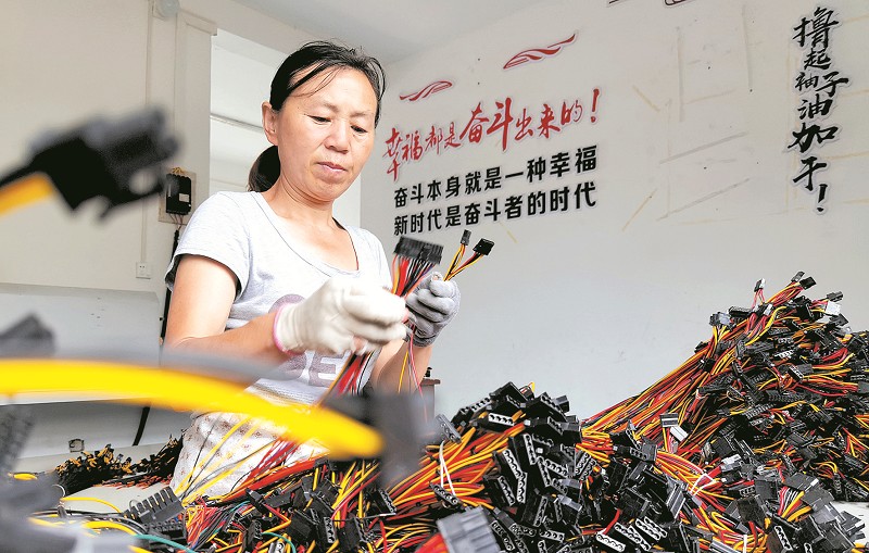 建好“火车头”拉动贫困户