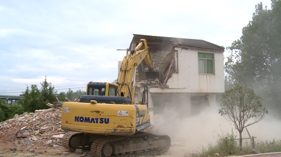 房县：多部门联合执法 强制拆除违章建筑