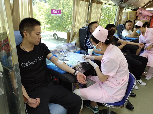 全县各机关干部职工踊跃献血 奉献爱心