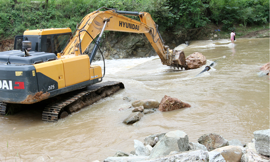 水利志愿者抢修水毁水管保灾区饮水
