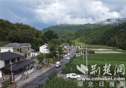 野人谷镇三座庵村：“以旅促农”打造46家农家乐