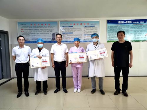 房县邮政分公司向抗击疫情一线医护人员捐赠纪念邮折
