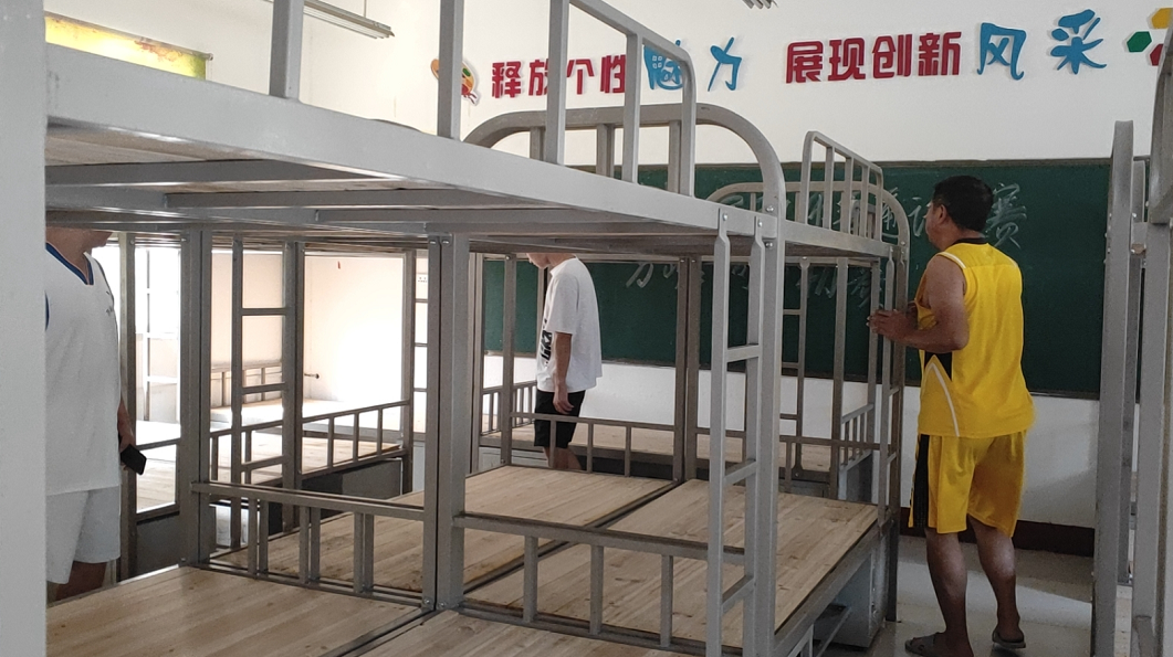 万峪初中：校园大清扫 防控常态化