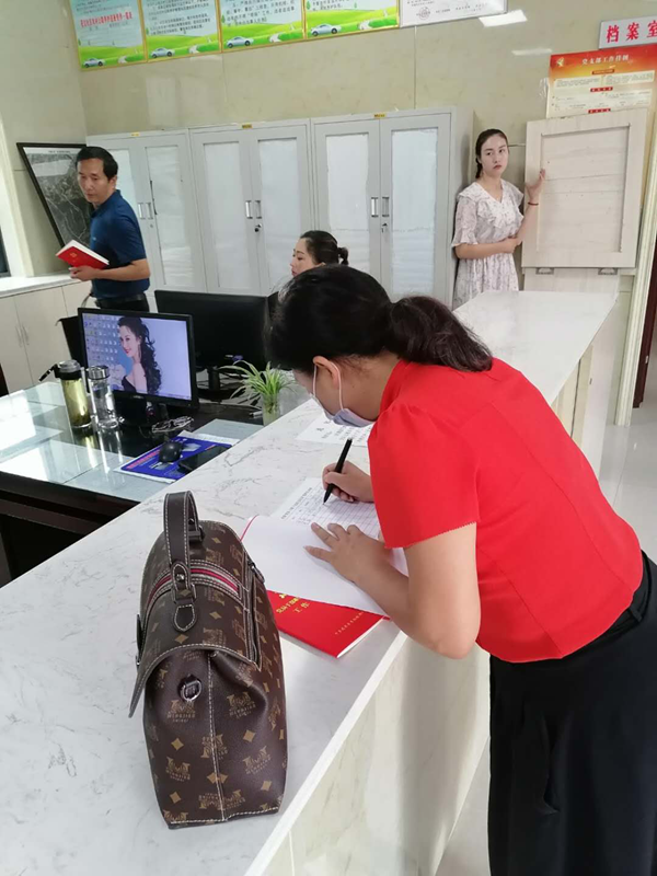 中共房县县委党校深入开展下沉社区工作