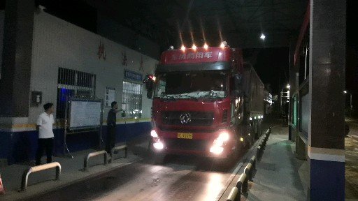 我县严厉打击载重汽车超载超限行为