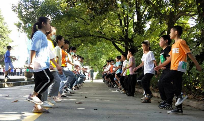 房县实验中学750名初一新生迎来学前军训