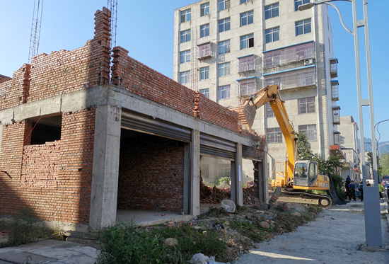 房县城关镇1栋违建房屋被依法强制拆除