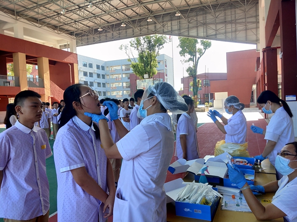 房县思源实验学校组织在校学生及教职员工进行核酸检测