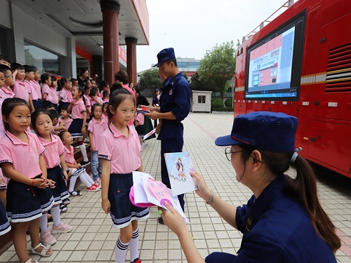幼儿学子进红门 争做小小“消防员”